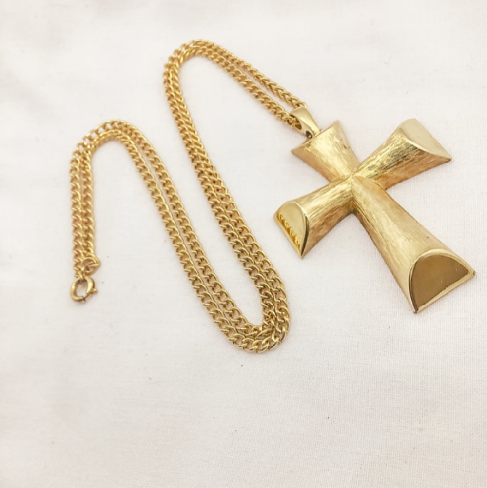 1976 Avon Florentine Finish Cross Pendant with Curb Goldtone Chain